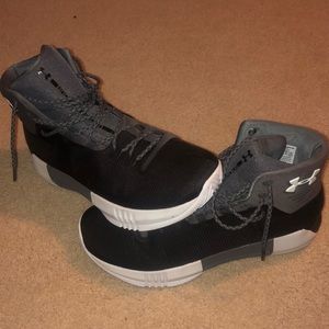 Under Armour Men’s Team Drive 4 Basketball shoe